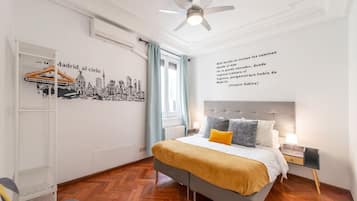 6 habitaciones, escritorio y tabla de planchar con plancha