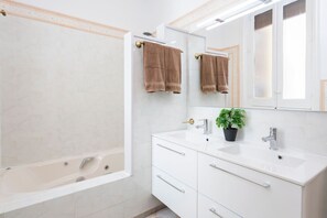 Combined shower/tub, jetted tub, hair dryer, towels