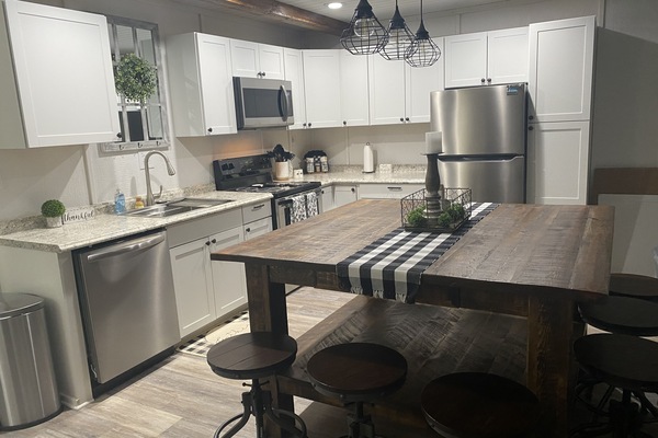 Køleskab, mikrobølgeovn, ovn, kogeplade