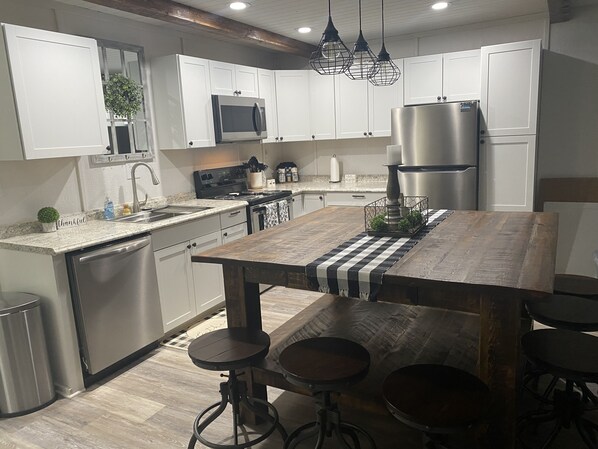 Kylskåp, mikrovågsugn, ugn och spishäll