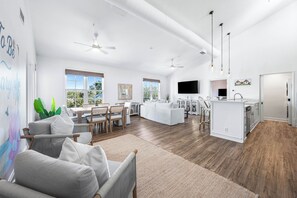 Televisión de pantalla plana, reproductor de DVD y videoteca 