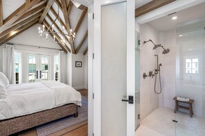 Combined shower/tub, hair dryer, towels