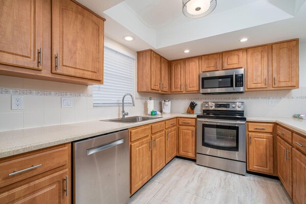 Condo, 2 Bedrooms | Private kitchen