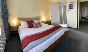 4 chambres, bureau, fer et planche à repasser, lit de bébé portatif