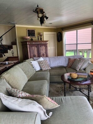 Smart TV, fireplace, DVD player, books - Artist’s unique, eclectic waterfront  home featured in Coast magazine. (San Leon)