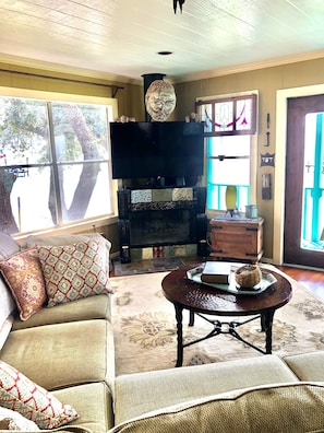 Smart TV, fireplace, DVD player, books