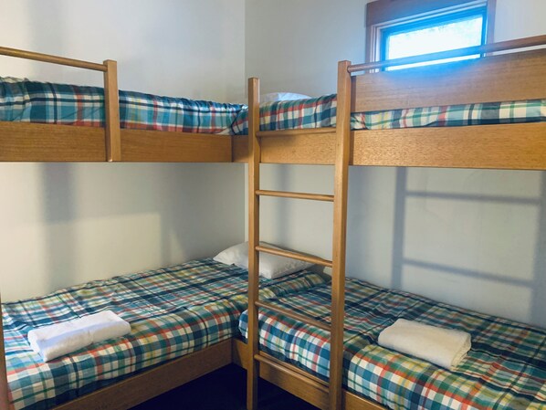 2 bedrooms, free WiFi, bed sheets - Powda Sea Chalet (Dinner Plain)