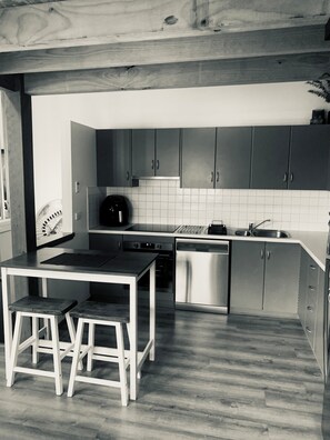 Fridge, microwave, oven, stovetop - Powda Sea Chalet (Dinner Plain)
