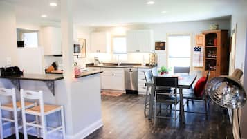 Private kitchen | Fridge, microwave, oven, stovetop