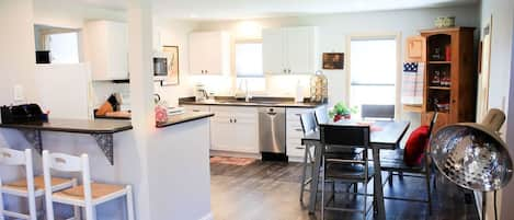 Private kitchen | Fridge, microwave, oven, stovetop