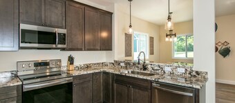 Cottage Escape- Lake Tomahawk,FirePit,Near Downtown Black Mountain, Hot Tub