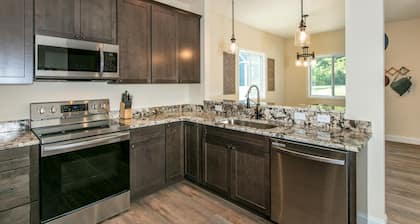 Cottage Escape- Lake Tomahawk,FirePit,Near Downtown Black Mountain, Hot Tub