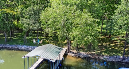 Very peaceful Home with Lake Barkley in your back yard! Private Dock Sleeps 8