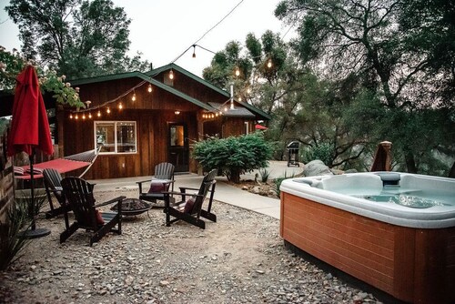 Romantic River Cabin w/ Hot Tub, views, spa bathroom, Close to 2 Yosemite Gates