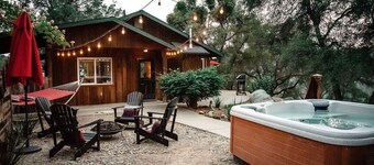 Romantic River Cabin w/ Hot Tub, views, spa bathroom, Close to 2 Yosemite Gates