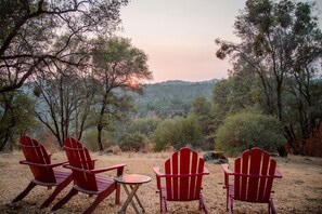 Property grounds - Romantic River Cabin w/ Hot Tub, views, spa bathroom, Close to 2 Yosemite Gates (Mariposa)