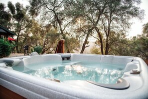 Ein Whirlpool, umgeben von Bäumen.