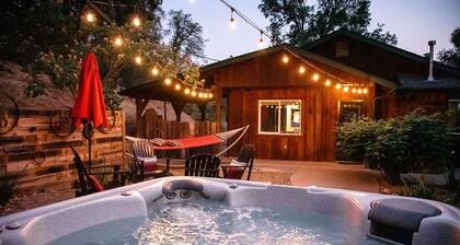 Romantic River Cabin w/ Hot Tub, views, spa bathroom, Close to 2 Yosemite Gates