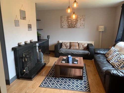 3 Bed House - Sleeps 5 - Pets - Parking - Wifi