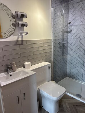 Ensemble douche/baignoire, articles de toilette gratuits, sèche-cheveux