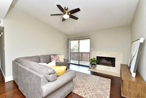 Smart TV, books - PRIVATE CONDO NEAR DOWNTOWN  (Houston)