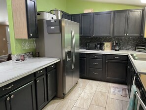 Refrigerador, microondas, horno y parrilla de estufa