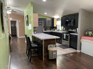 Refrigerador, microondas, horno y parrilla de estufa