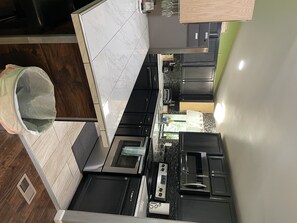 Refrigerador, microondas, horno y parrilla de estufa 