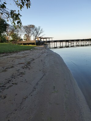 Beach nearby, sun loungers - Waterfront Retreat, Lake Limestone (Groesbeck)