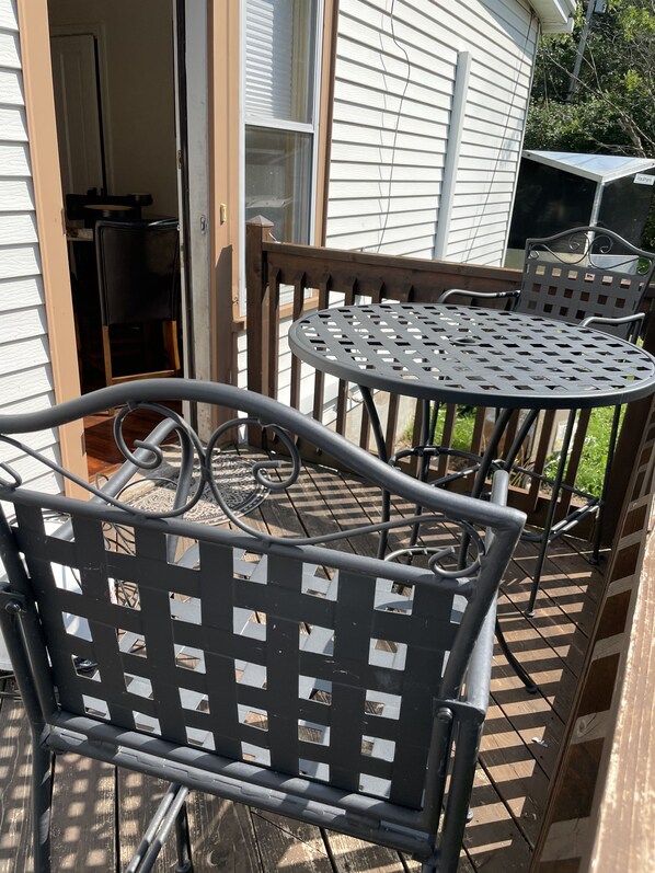 Outdoor dining - Historic downtown flat (Owatonna)