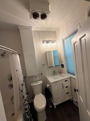 Bañera con ducha, secador de pelo, toallas, jabón