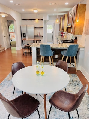 Dining - Cute Bungalow in Government Hill - 5 mins to Pearl & 7 to riverwalk and downtown (San Antonio)