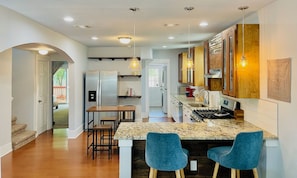 Private kitchen - Cute Bungalow in Government Hill - 5 mins to Pearl & 7 to riverwalk and downtown (San Antonio)
