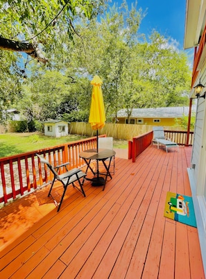 Outdoor dining - Cute Bungalow in Government Hill - 5 mins to Pearl & 7 to riverwalk and downtown (San Antonio)