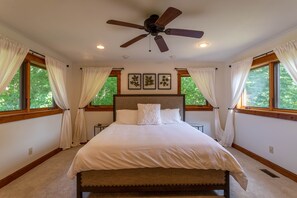4 bedrooms, iron/ironing board, free WiFi, bed sheets - Shady Pines - modern mountain home near winery, game table, fire pit (Banner Elk)