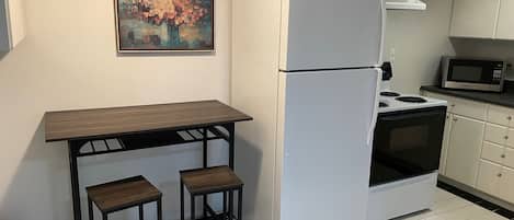 Geladeira, micro-ondas, fogão, cooktop