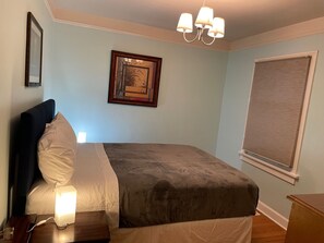 6 slaapkamers, een strijkplank/strijkijzer, reisbedje, gratis wifi