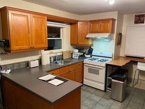 Een koelkast, een magnetron, een oven, een kookplaat