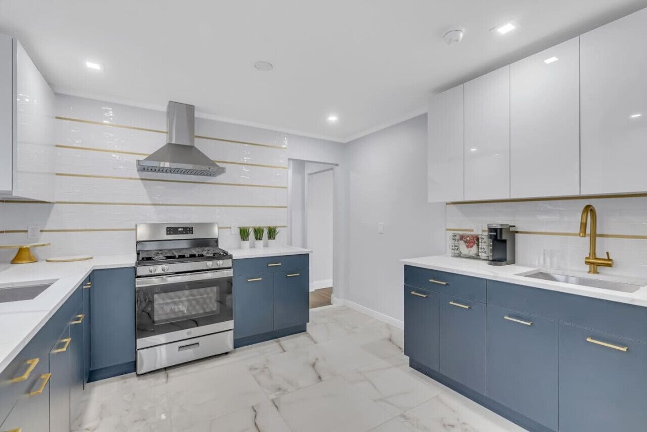 Kjøleskap, ovn, kokeplater og kaffetrakter/tekoker