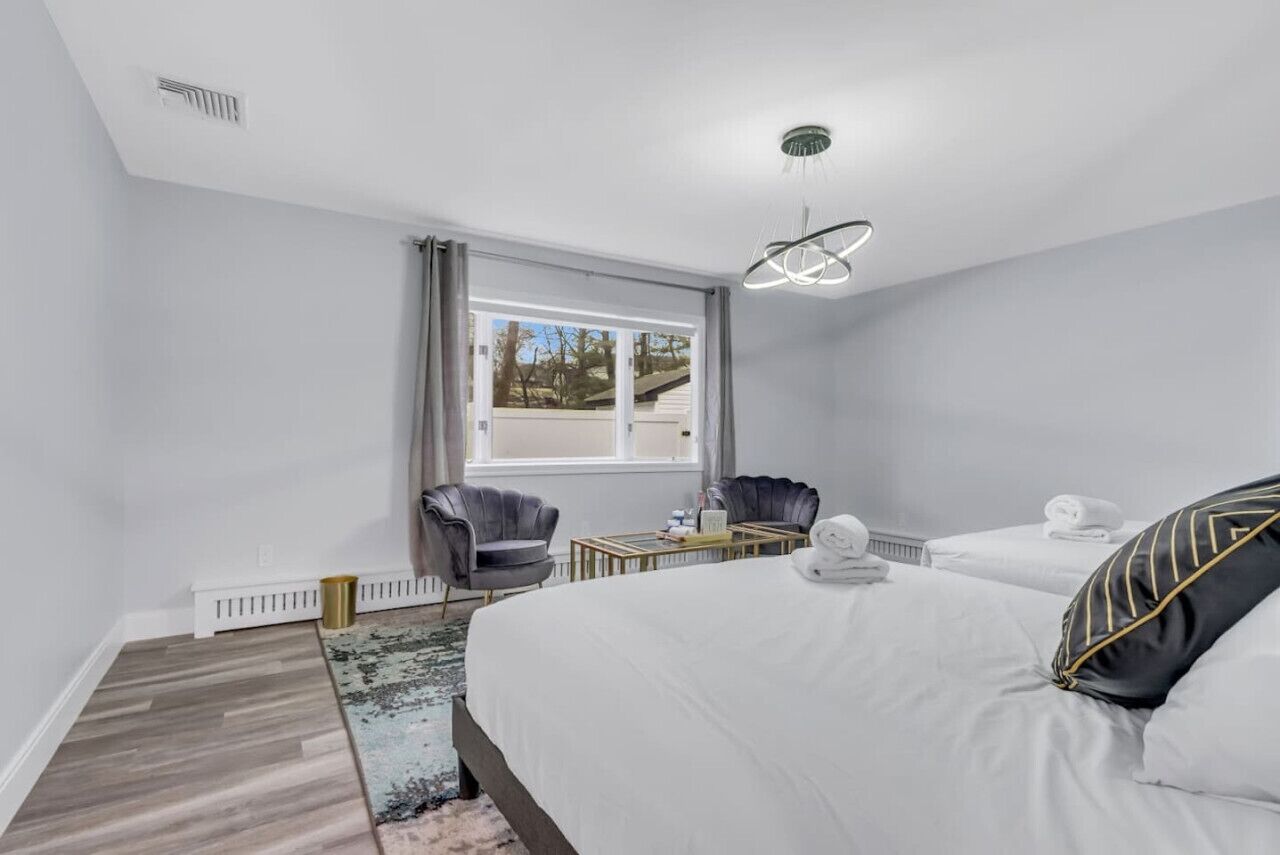 5 bedrooms, desk, iron/ironing board, travel cot