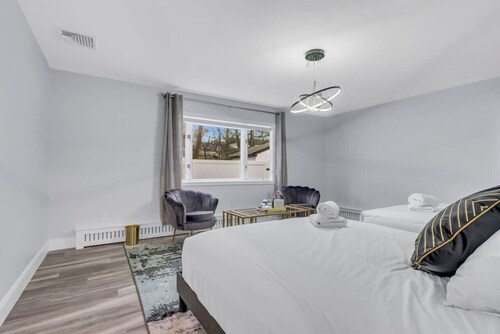 Modern Home w. Large Dining Area | Playset & WiFi