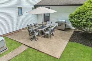 Outdoor dining - Modern Home w. Large Dining Area | Playset & WiFi (Suffern)