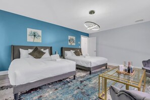 5 bedrooms, desk, iron/ironing board, travel cot - Modern Home w. Large Dining Area | Playset & WiFi (Suffern)