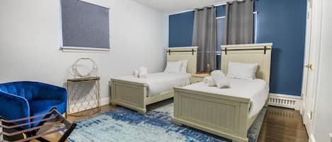 5 chambres, bureau, fer et planche à repasser, lit de bébé portatif