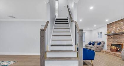 Modern Home w. Large Dining Area | Playset & WiFi