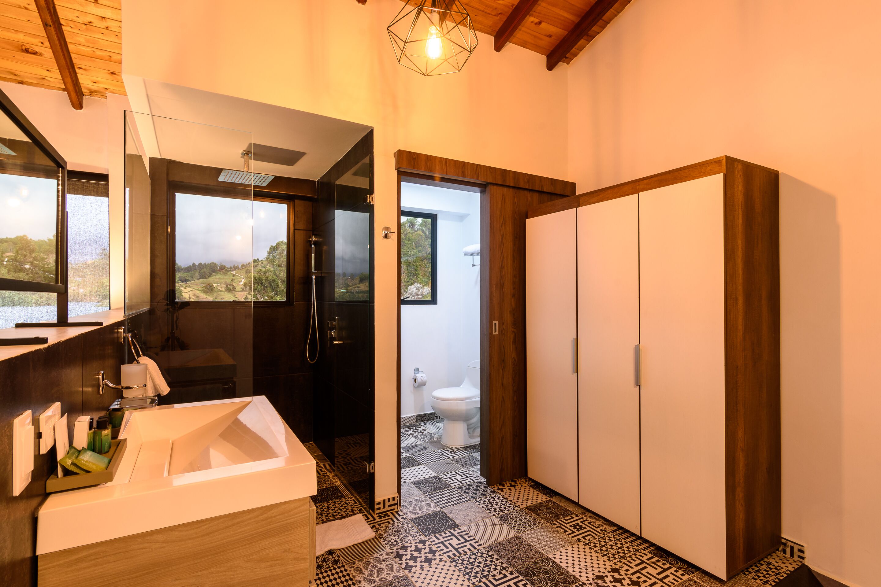 Une salle de bain moderne avec un grand lavabo, une douche et des toilettes.