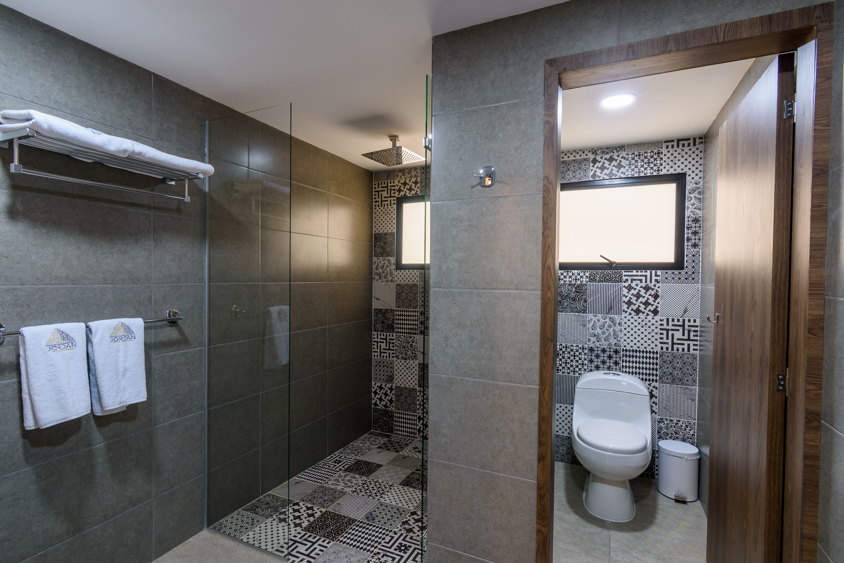 junior room | bathroom | shower, free toiletries, hair dryer, towels