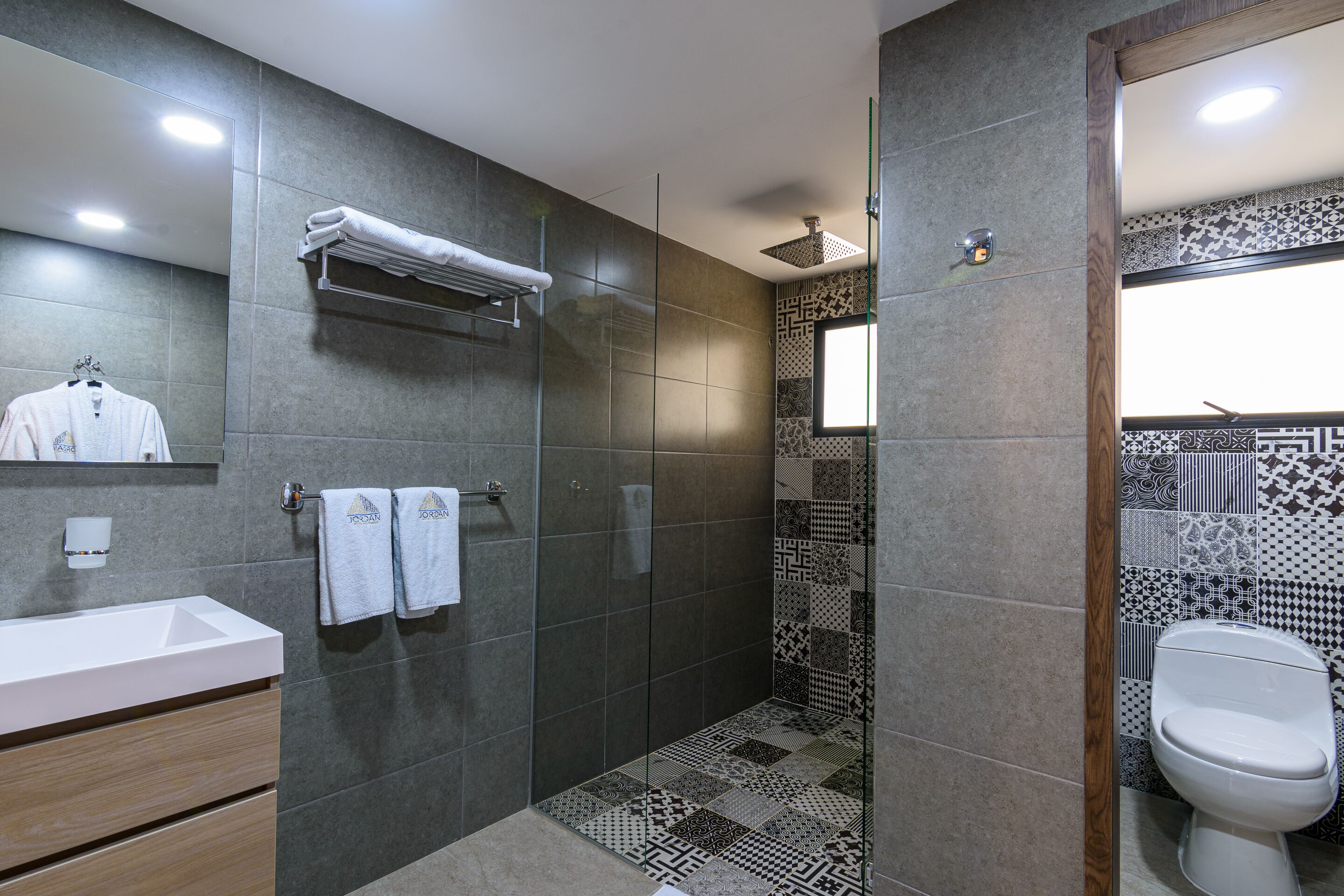 junior room | bathroom | shower, free toiletries, hair dryer, towels