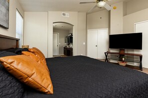 3 bedrooms, iron/ironing board, free WiFi, bed sheets - Walk to Stadium|Westgate|Glendale (Glendale)