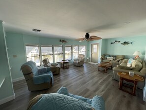 Smart-tv, een open haard en videospelletjes